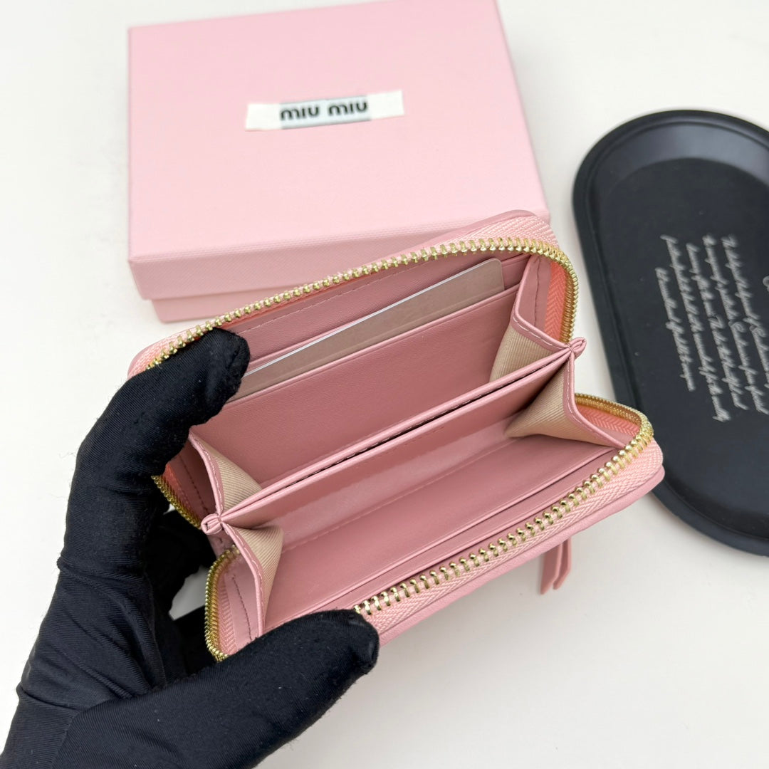 【ミュウミュウ】春夏にぴったりの実用的で絶妙な小さな財布2色
