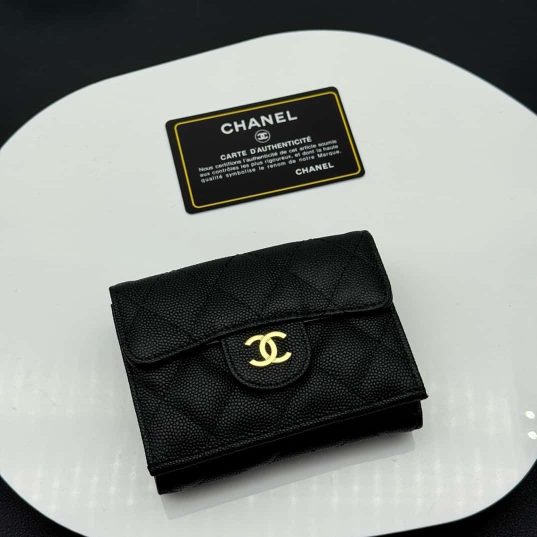 【シャネル】定番CFライン キャビアスキン三つ折財布 高級感漂う春夏新作