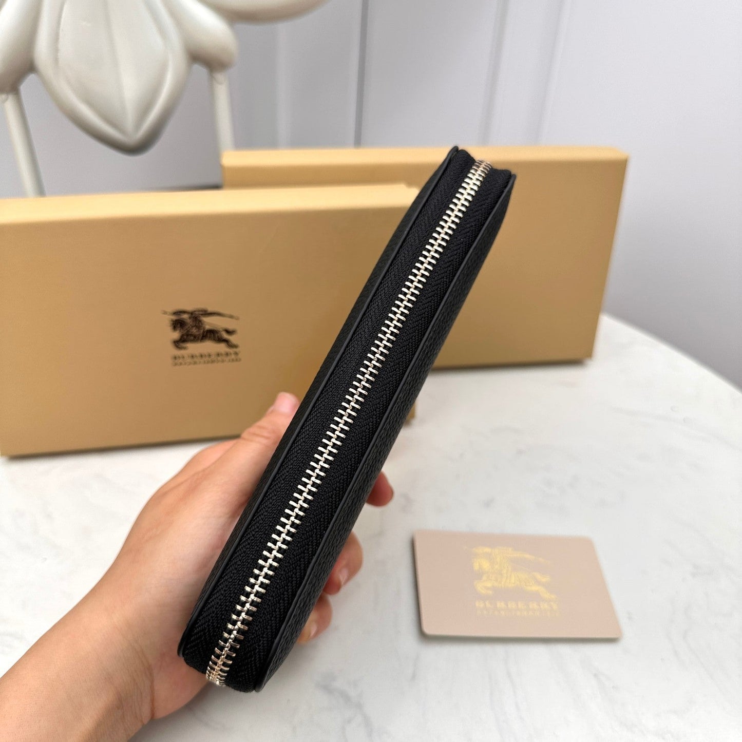 【バーバリー】送料関税込 大人気長財布 二つ折り コンパクト