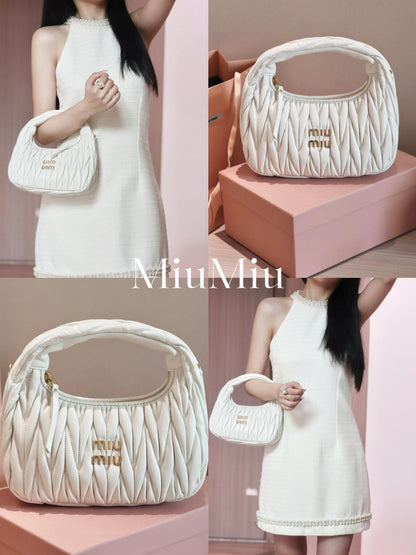 【ミュウミュウ】大人気☆ワンダー マテラッセ ホーボーバッグ5BC125