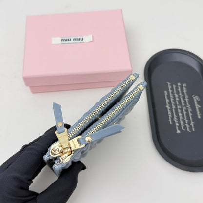 【ミュウミュウ】春夏にぴったりの実用的で絶妙な短財布3色