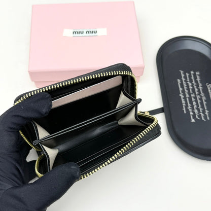 【ミュウミュウ】春夏にぴったりの実用的で絶妙な小さな財布2色