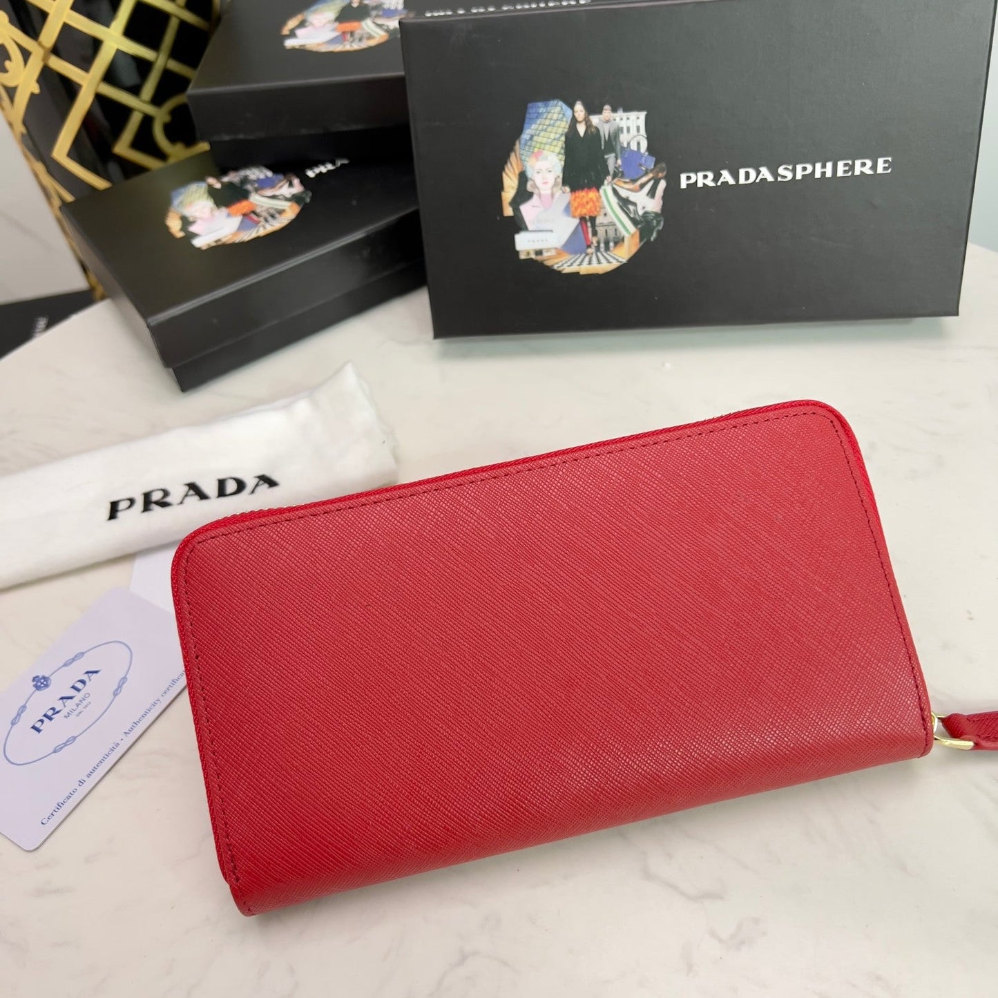 【プラダ】スマートな収納と高級感を両立 定番ロングウォレット