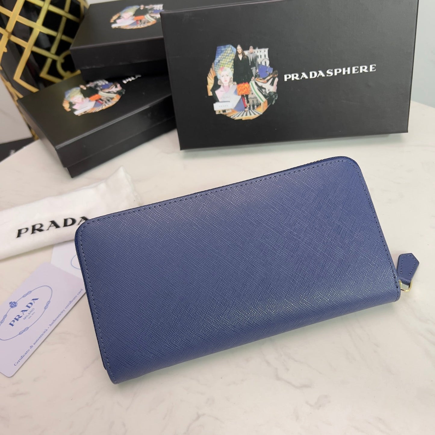【プラダ】スマートな収納と高級感を両立 定番ロングウォレット