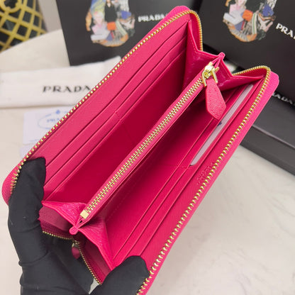 【プラダ】アイコンロゴ×機能性 スタイリッシュなジップウォレット