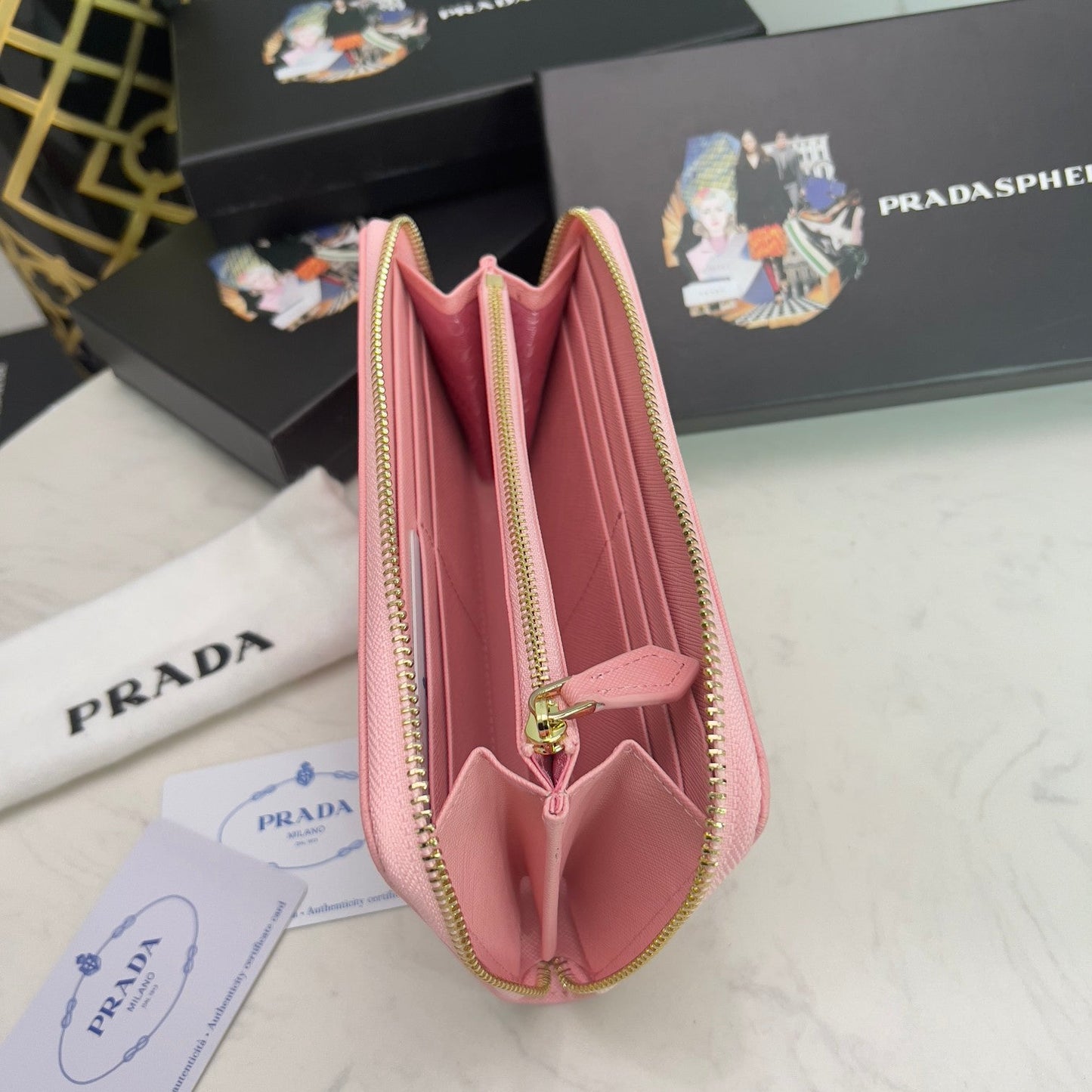 【プラダ】三角ロゴが光る 定番ジッパー長財布 上品な定番モデル