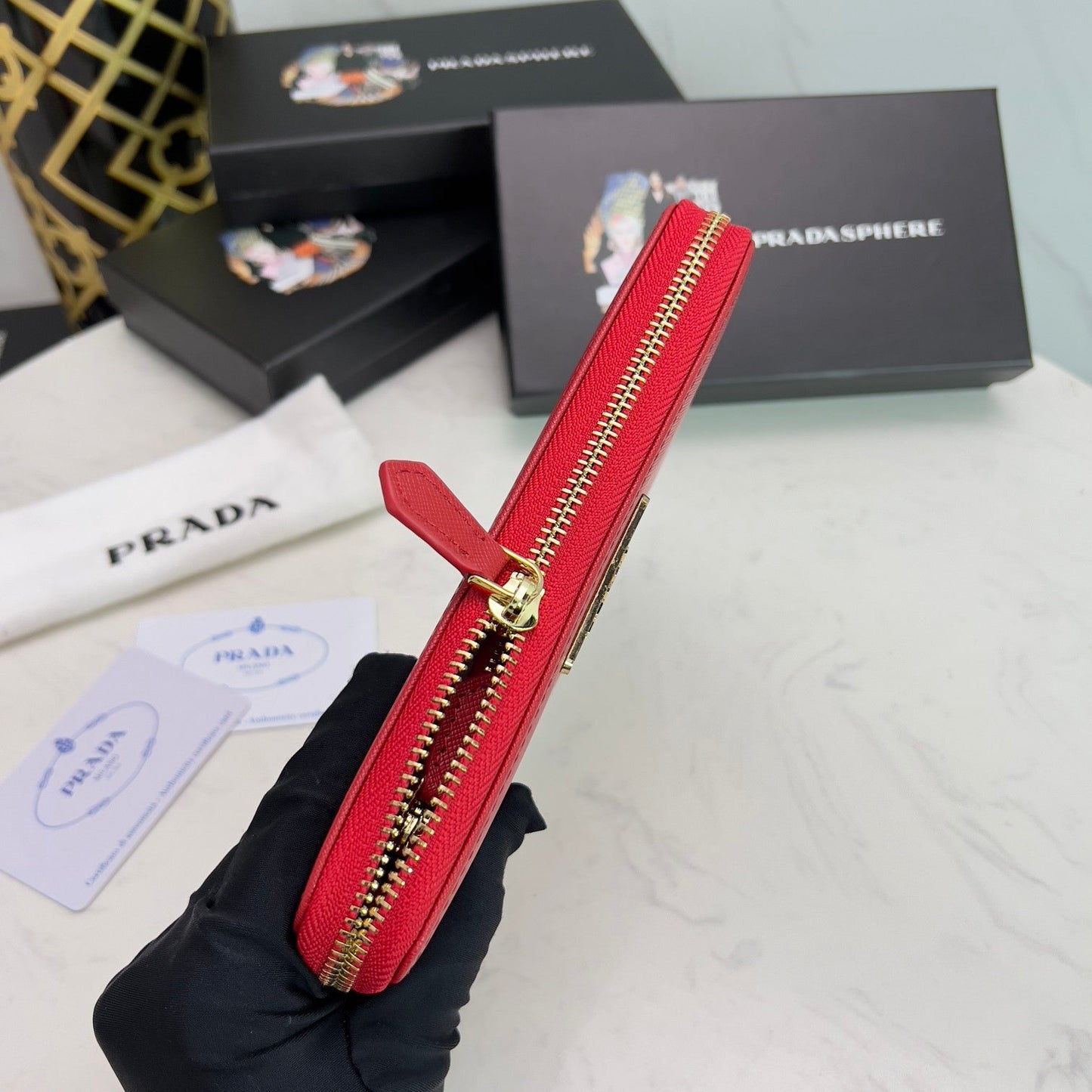 【プラダ】三角ロゴが光る 定番ジッパー長財布 上品な定番モデル