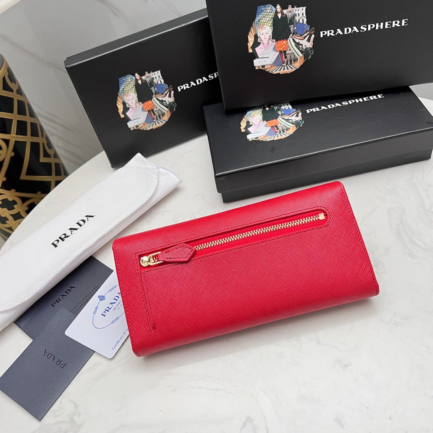 【プラダ】新作長財布 サフィアーノ素材で高級感満点