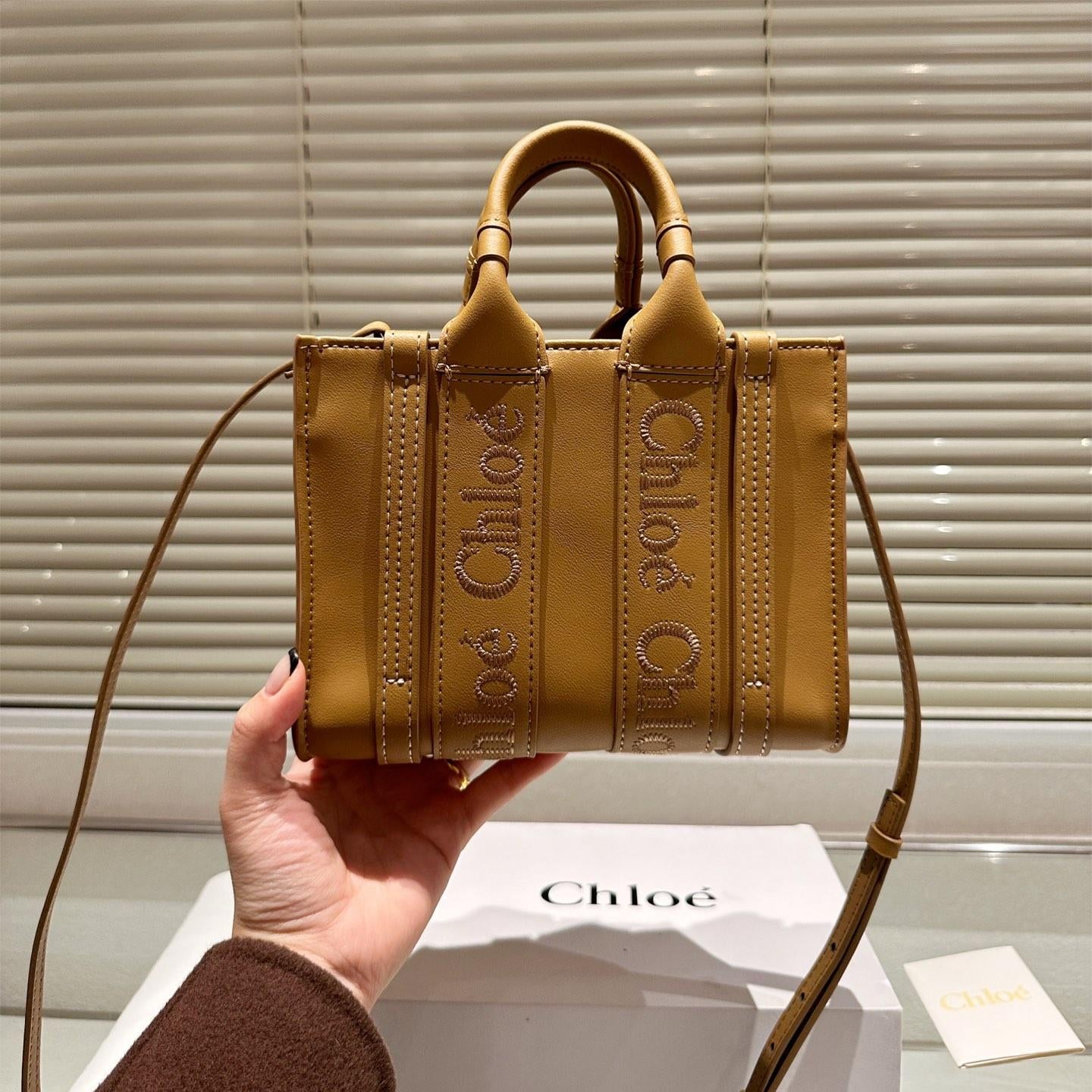 【クロエ】【人気のある】スモール「ウッディ」デニムトートバッグ